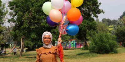 7 defa bıçaklayan kocasından 3 yıl sonra boşandı, zaferini balonlarla kutladı