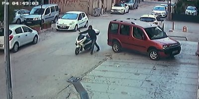 Kamerayı görünce vazgeçti, arkadaşı ikna edince tekrar anlaşıp motosikleti çaldılar