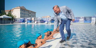 Seyhan’da çocuklar hem yüzüyor hem eğleniyor