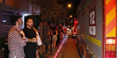 Adana’da korkutan yangın: Apartman sakinleri evcil hayvanlarıyla dışarı çıktı