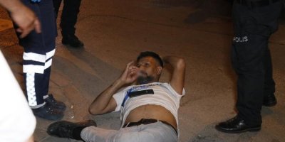 Kaldırımda yürürken silahlı saldırıya uğrayıp yaralandı, kanlar içerisinde yatarken sigara içti