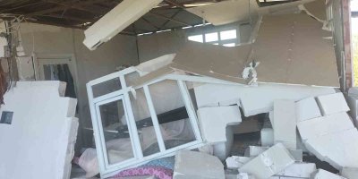 Depremde Kozan'da gazinin evi yıkıldı