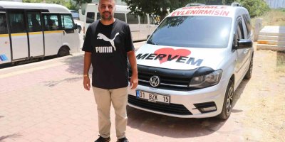 Eşine 8 yıl sonra sürpriz evlilik teklifi yaptı