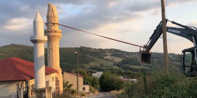 5.5’lik depremde hasar alan minare halatla yıkıldı