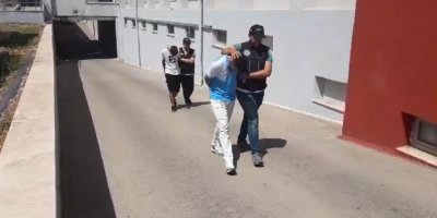 Adana’da sokakta uyuşturucu sattığı öne sürülen 2 şüpheli tutuklandı