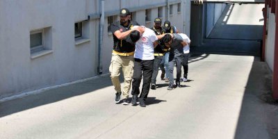 Kiraladıkları aracı götüren arkadaşlarını öldürdüler, otomobil içinde yakalandılar