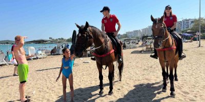 Sahilde güvenliği atlı polisler sağlıyor