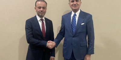 Ozan Gülaçtı’yı tebrik eden ilk isim Ömer Çelik oldu