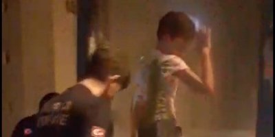 Küçük çocuk girdiği reklam panosunun içinde sıkıştı