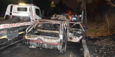 Adana’da otomobil alev alev yandı