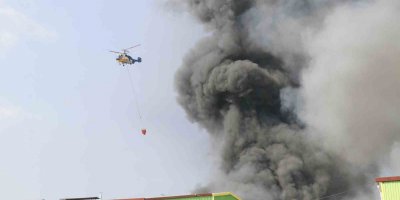 Adana’da geri dönüşüm tesisindeki yangın fabrikaya sıçradı, havadan ve karadan müdahale ediliyor