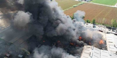 Adana’daki 18 fabrikaya sıçrayan yangın havadan görüntülendi