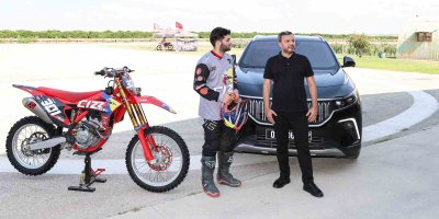 Kocaispir TOGG ile piste çıktı motosiklete meydan okudu