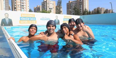 Yüreğir’de çocuklar hem eğleniyor hem yüzme öğreniyor