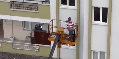 Evden kaçan papağanı için vinç getirtti