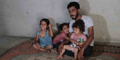 Kızlarıyla bir başına kalan çaresiz baba, eşine seslenip eve dönmesini istedi