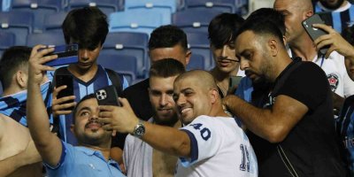 Portekizli yıldız Kevin Rodrigues galibiyet sevincini tribünlere gidip taraftarlar yaşadı