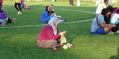 Manuş Baba’yı el işi yaparak bekledi