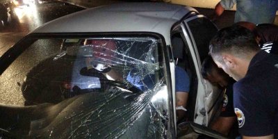 Adana’da otoyolda otomobiller çarpıştı, sıkışan sürücüyü itfaiye kurtardı