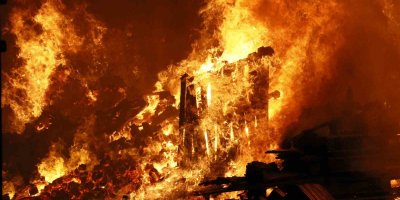 Adana’da palet deposu alevlere teslim oldu