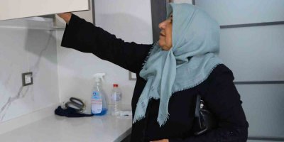 Depremzede aile, afet konutlarındaki örnek daireyi gezdi