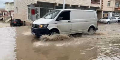 Adana’da en kuzeydeki ilçesinde ani yağmur sele neden oldu