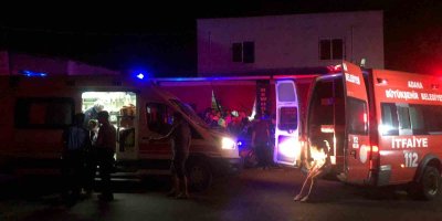 Otomobil işyerine çarptı: 5 yaralı