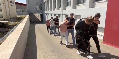 Adana'da lüks otomobilden 1 kilogram 950 gram esrar çıktı, şüpheliler çıkarıldığı mahkemece serbest kaldı