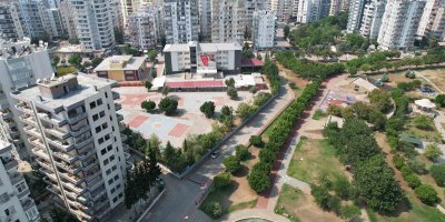 Adana’da okulların yanındaki ağır hasarlı binalar tehlike saçıyor