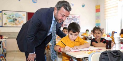 Kocaispir, okulun ilk günü öğrencileri yalnız bırakmadı