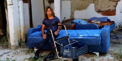 Adana'da kirayı 3 kat artıran ev sahibi engelli kiracısını eşyalarıyla sokağa attı