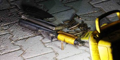 Plakasız motosikletle gelip iş yerine AK-47 ile saldırı düzenleyecekleri sırada bekçilere yakalandılar