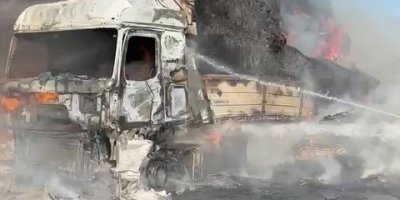 Otoyolda saman yüklü tır yandı, trafik durma noktasına geldi