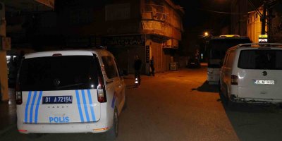 Otomobiliyle seyir halindeyken başka araçtan ateş açıldı, sırtından vuruldu