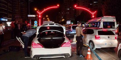 Adana'da hareketli gece: Lüks otomobil çalıp polise ateş ettiler, kaçarken kıskıvrak yakalandılar