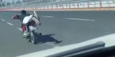 Adana'da köprüde yaratak motosiklet sürdü, sonu kötü bitti