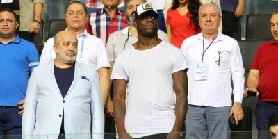 İmza sonrasında Adana'ya gelen Balotelli maçı tribünden izledi