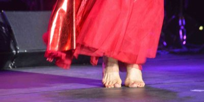 30. Uluslararası Adana Altın Koza Film Festivali’nde Candan Erçetin çıplak ayakla konser verdi