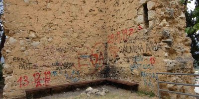 7 asırlık tarihi kale duvarlarını spreylerle boyadılar