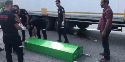 Adana’da manevra yapan tırın altına giren motosikletli hayatını kaybetti