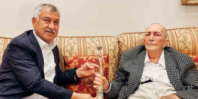 Karalar, Türker İnanoğlu’na plaketini sundu