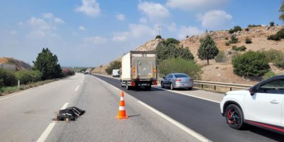 Otoyola giren yaşlı kadına araç çarptı: 1 ölü