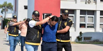 Adana Adnan Menderes Bulvarı'ndaki mekanda polisin uygulama yapmasına izin vermeyen 2 kişi tutuklandı