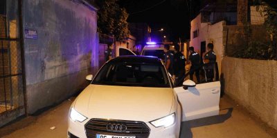 Ehliyetsiz sürücü polisten 15 kilometre kaçabildi, ara sokakta kıskıvrak yakalandı