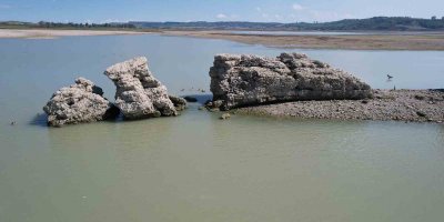 Suların çekilmesiyle ortaya çıkan antik kent definecilerin saldırısına uğruyor