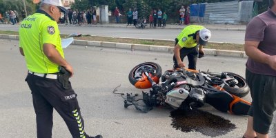 Adana Ceyhan’da motosiklet minibüse çarptı: 2 kişi hayatını kaybetti