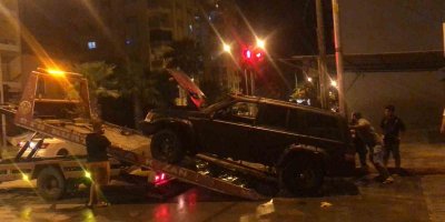 Kırmızı ışıkta duran otomobil alevlere teslim oldu