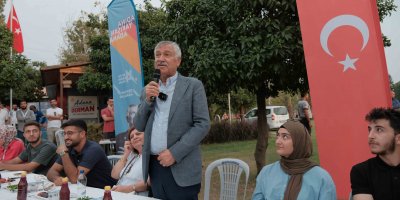 Adana'da üniversite kazanan öğrencilere kebap ikram edildi