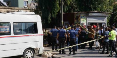 Motosiklet sürücüsü önce yayaya sonra minibüse çarptı: 1 ölü, 1 yaralı