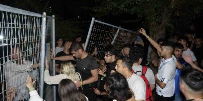 Adana’da Çukurova Rock Festivali’nde gençler bariyerleri bilet gişelerini yıkıp içeri girdi